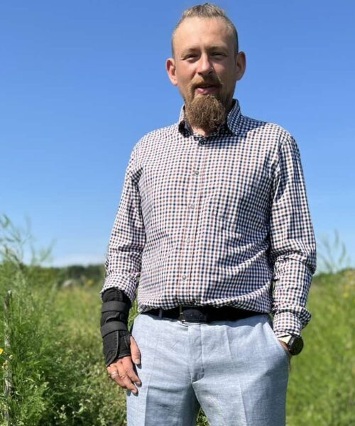 «Це своєрідна терапія»: ветеран вирощує на Житомирщині найдорожчу спецію у світі