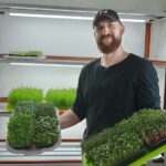 «Щоранку спостерігаєш за тим, як картинка змінюється»: ветеран з Хмельниччини вирощує мікрозелень та їстівні квіти