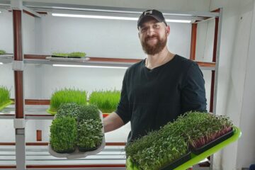 «Щоранку спостерігаєш за тим, як картинка змінюється»: ветеран з Хмельниччини вирощує мікрозелень та їстівні квіти