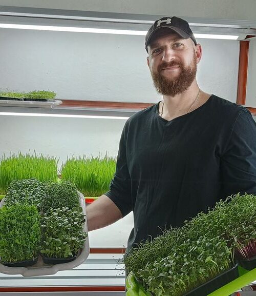 «Щоранку спостерігаєш за тим, як картинка змінюється»: ветеран з Хмельниччини вирощує мікрозелень та їстівні квіти