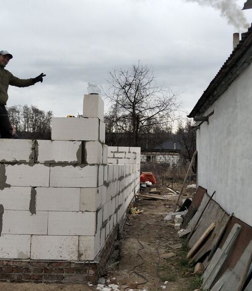 Ветеран Антон Троян відбудовує зруйновану обстрілами птахоферму на Чернігівщині